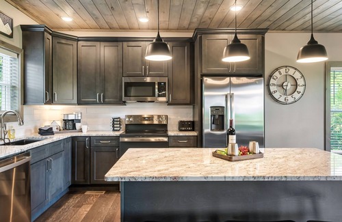 Wears Valley Cabin | Modern Five Star Stay | Serene Mtn Views | Hot Tub