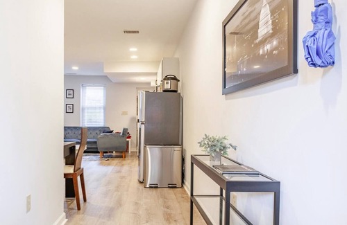 Shaw Apartment | Modern Flat 15 minutes from White House