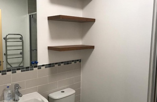 Thamesfield Apartment | Modern flat by River Thames and Park in Putney