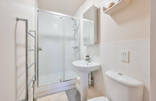 Greenwich West Apartment | Modern Flat in Greenwich with 2Bed 2Bath
