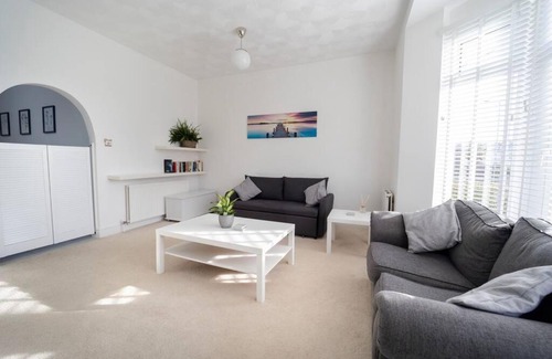 Newton House | Modern Flat in Porthcawl