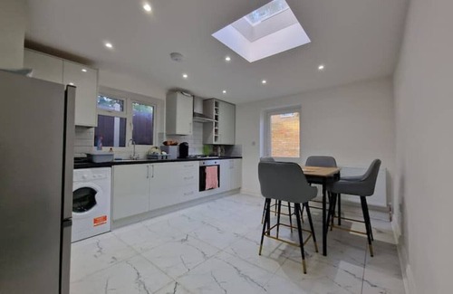 Wood Street Apartment | Modern flat on Lea Bridge Road.