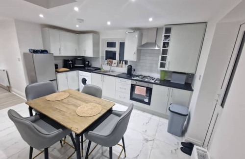 Wood Street Apartment | Modern flat on Lea Bridge Road.