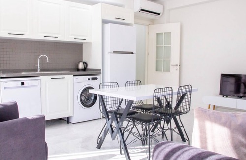 Milas Apartment | Modern Flat w Garden 5 min to Beach in Milas