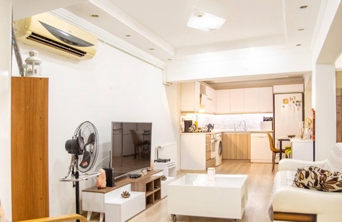 Karsiyaka Apartment | Modern Flat with Backyard Close to Karsiyaka Coast