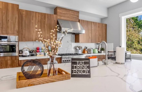 Kennydale House | Modern Fortress w/4 Decks| AC in all rooms |Gym
