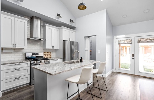 Fountain Square Hotel | Modern Fountain Square 3 BR, Firepit & Gaming Garage - only 10 min to City!