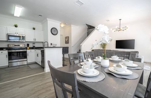 Indian Wells House | Modern FOUR-Bedroom piece of paradise close to Disney!