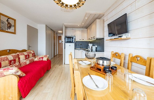 Saint-Francois-Longchamp Apartment | Modern apt for 6 with balcony, near slopes and shops