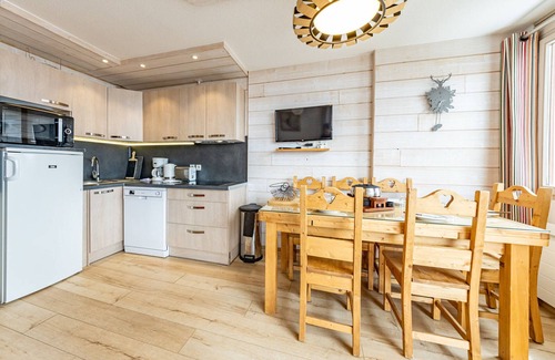 Saint-Francois-Longchamp Apartment | Modern apt for 6 with balcony, near slopes and shops