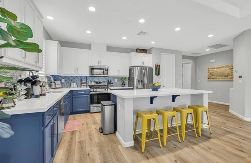 Sacramento House | Modern-Fully Loaded-EV Charger-Big Yard-10 Min DT