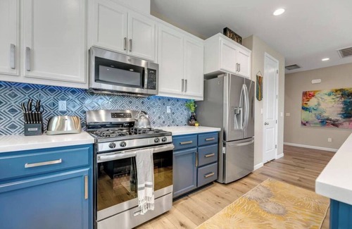 Sacramento House | Modern-Fully Loaded-EV Charger-Big Yard-10 Min DT
