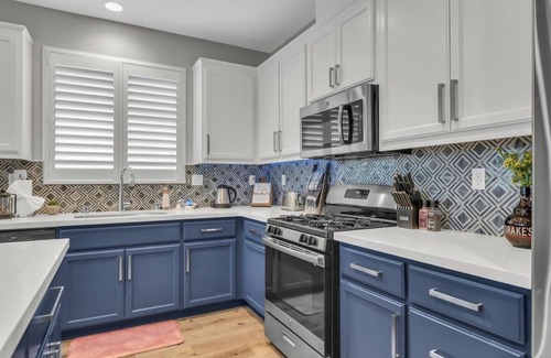 Sacramento House | Modern-Fully Loaded-EV Charger-Big Yard-10 Min DT
