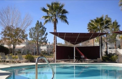 Spring Valley Condo | Modern Furnished Resort Condo 8 Minutes from the Strip