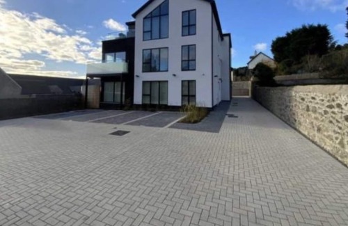 Menai Bridge Condo | Modern g/floor apartment with parking & EV charger in Menai Bridge