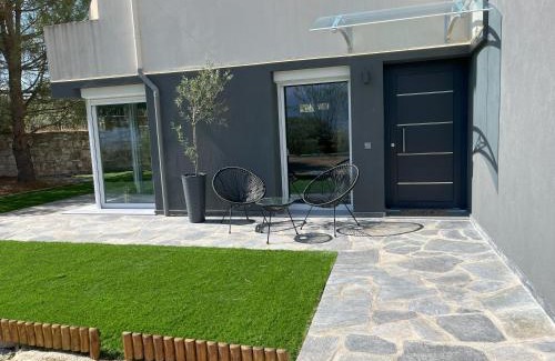 Passarona Apartment | Modern Garden Apartment - City & Mountain View