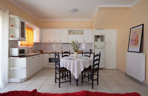 Kato Samiko Apartment | Modern garden flat close to beach