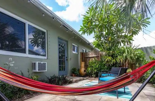 Middle River Terrace House | Modern Garden Getaway w/ Parking & Patio