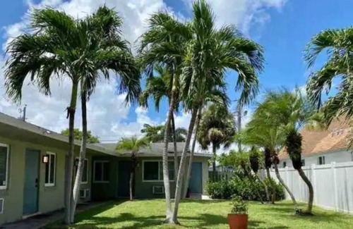 Middle River Terrace House | Modern Garden Getaway w/ Parking & Patio