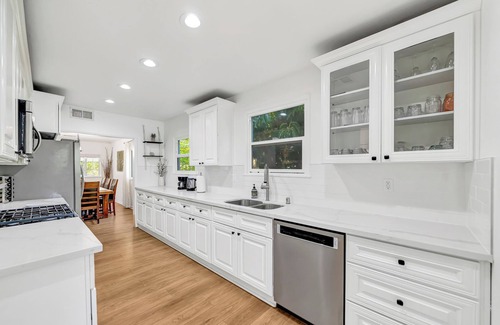 Winnetka House | Modern Gated 4BR Home w/Bar, BBQ, Private Parking