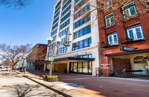 Old City Apartment | Modern Gay St Loft w/View