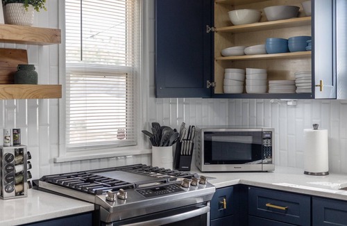 Midtown House | Modern Gem: King Bed I Arcade I FirePit I 5mins CWS I CHI Arena I Creighton