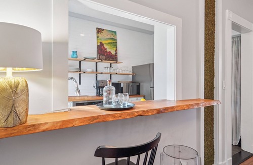 The Heights House | Modern Getaway - Near NYC - Walk to PATH Train