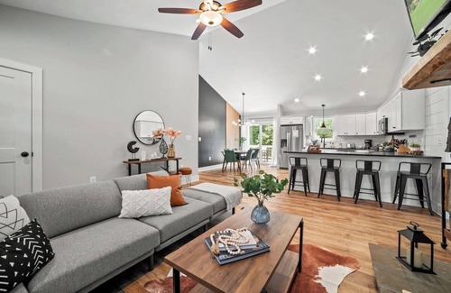 Front Royal House | Modern getaway w/spa & game room