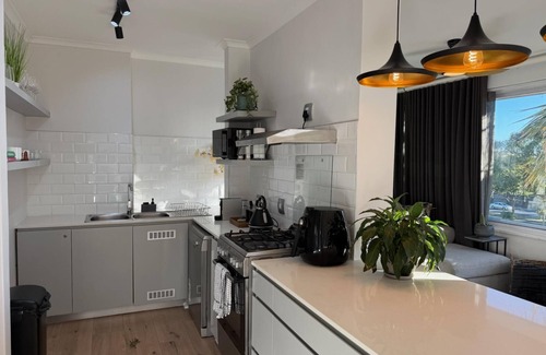 Green Point Apartment | Modern Green Point Apartment with Balcony