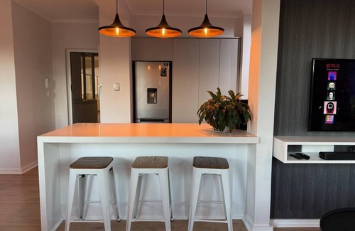 Green Point Apartment | Modern Green Point Apartment with Balcony