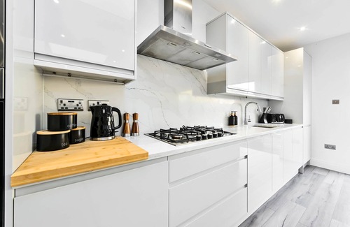 Tokyngton House | Modern Group & Family Stay near Wembley Stadium| Sleeps 9