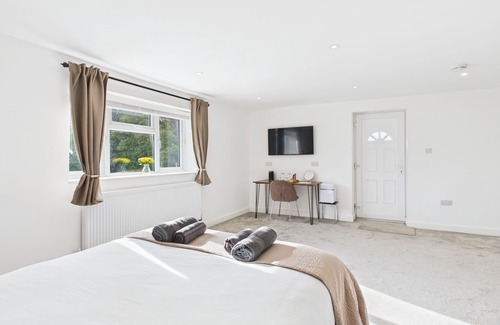 Birmingham House | Modern Guest Room in West Midlands with Private Entrance