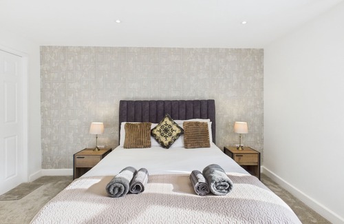 Birmingham House | Modern Guest Room in West Midlands with Private Entrance