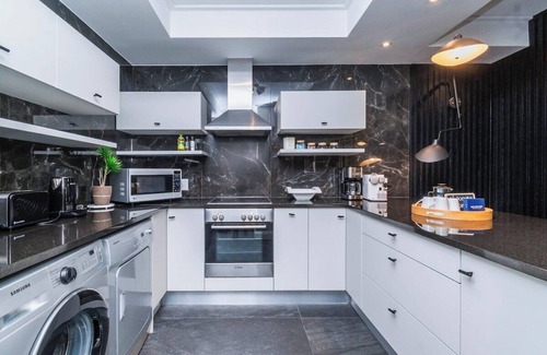 Victoria and Alfred Waterfront Apartment | Modern Harbour Hideaway
