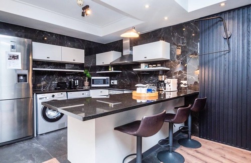 Victoria and Alfred Waterfront Apartment | Modern Harbour Hideaway