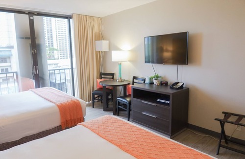 Waikiki Hotel | Modern Hawaiian Waikiki Studio - 2 Queen Beds - 5 min to beach!
