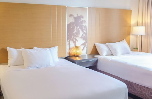 Waikiki Hotel | Modern Hawaiian Waikiki Studio - 2 Queen Beds - 5 min to beach!