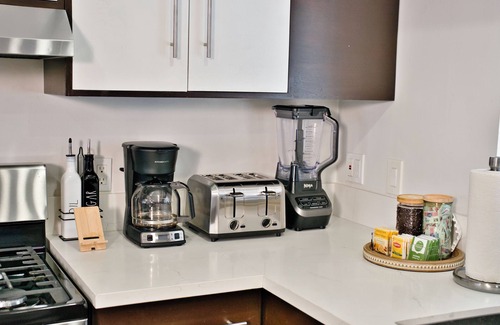 Hawthorne House | Modern Hideaway - Hot Tub + 420 Friendly Patio - Near LAX, Beach + SoFi