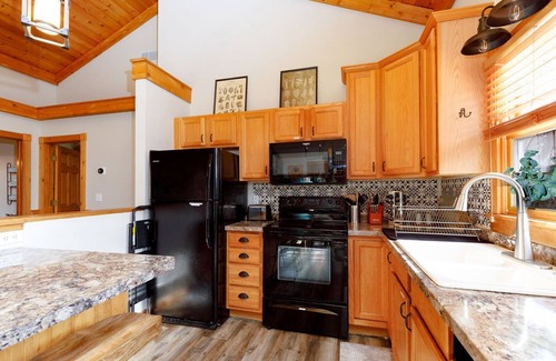 The Galena Territory Cabin | Modern Hideaway Hot tub Great for large groups!