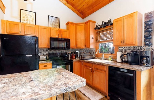 The Galena Territory Cabin | Modern Hideaway Hot tub Great for large groups!
