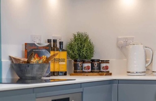 Reading Condo | Modern High-Spec Apartment, Central, with Parking