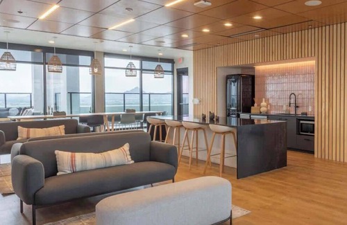 Evans Churchill Apartment | Modern Highrise STU w/Sky Pool, Parking, Gym 08