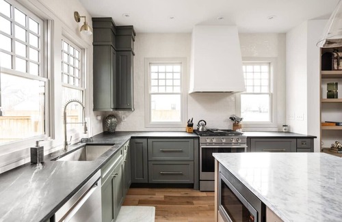 Near Northside House | Modern Historic | Pet Friendly | Regency Retreat