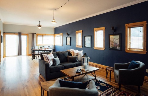 Livingston House | ★ Modern ★ Historic Pray Homestead | Ace Location!