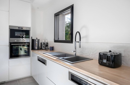 Saint-Gildas-de-Rhuys Ski Chalet | Modern house with pool for 15 - Center town