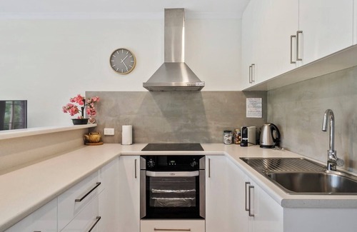 West Hobart House | Modern Hobart Townhouse with Parking 2 Bed 2 Bath