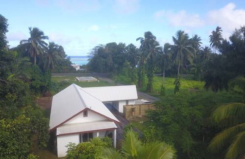 Takitumu District House | Modern holiday home. 1 minute walk to tropical beach, cafe and turtle swim.