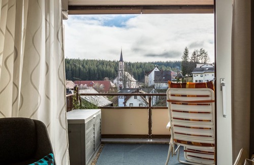 Schoenwald Apartment | Modern Holiday Apartment “Urs” with Mountain View, Balcony, Sauna & Pool