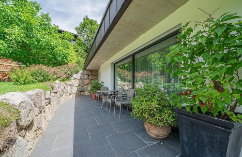 Jochberg Apartment | Modern holiday flat with garden and terrace
