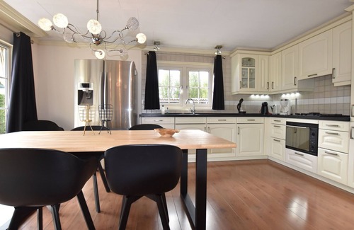 Kaatsheuvel House | Modern Holiday Home in Kaatsheuvel with bubble bath